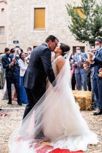 beso-iglesia-novios